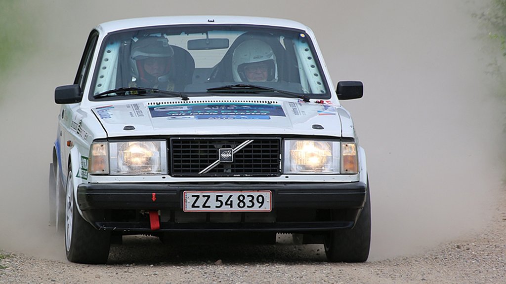 Kurt Mejer og Steen Bøgelund lægger støvslør ud på en af de tørre grusveje i Anderup El Rally 2018
(Foto: RallyFoto.dk – Alex Rasmussen)